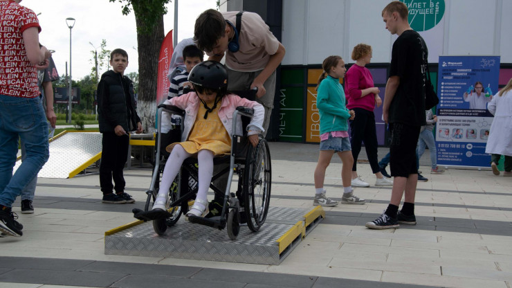 В Твери участники фестиваля попробовали себя в роли незрячих и колясочников - новости ТИА