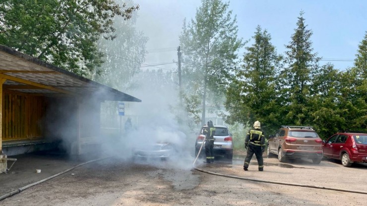 В Тверской области на парковке сгорела легковушка - новости ТИА