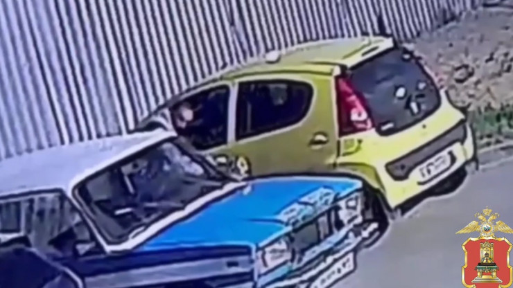 В Твери полицейские задержали подозреваемого в краже из припаркованной машины - новости ТИА