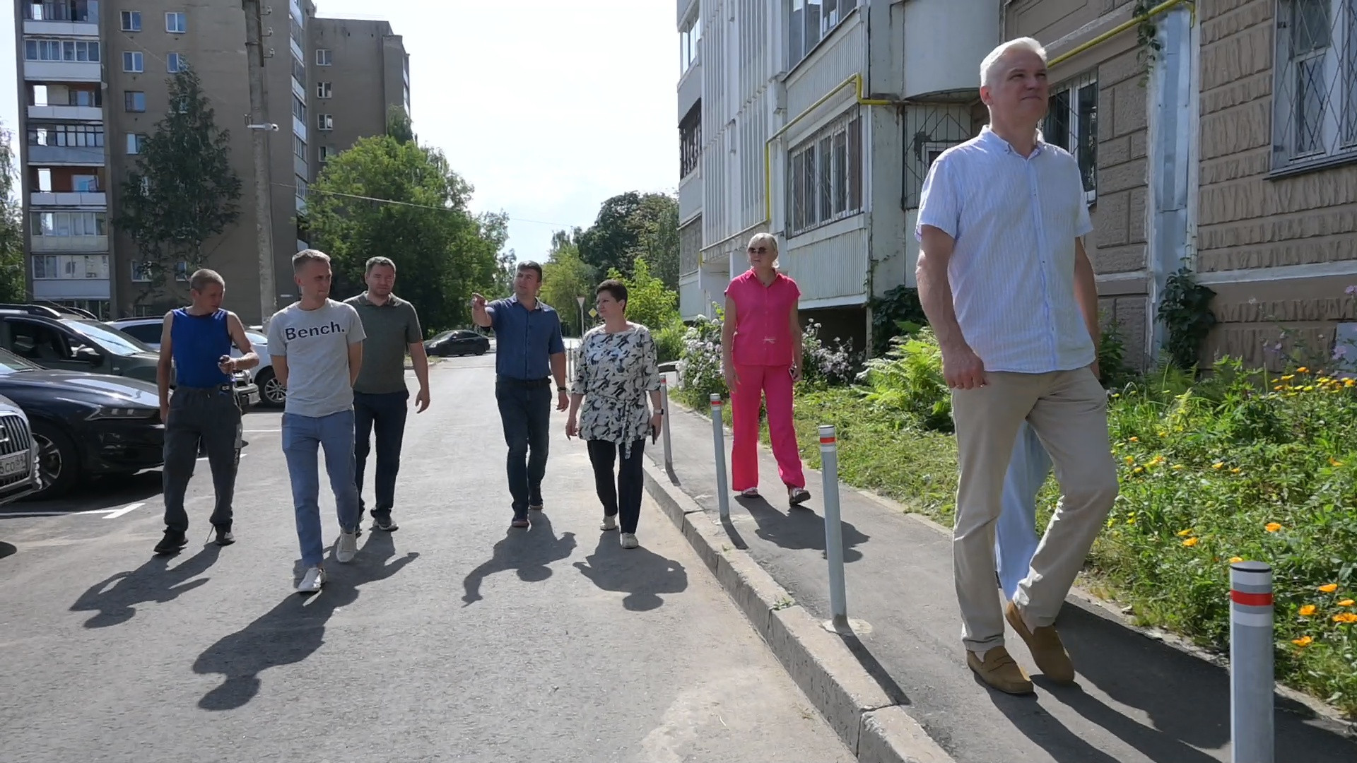 Во дворе дома на улице Склизкова по желанию жителей сделали крутую парковку  | 05.07.2024 | Тверь - БезФормата