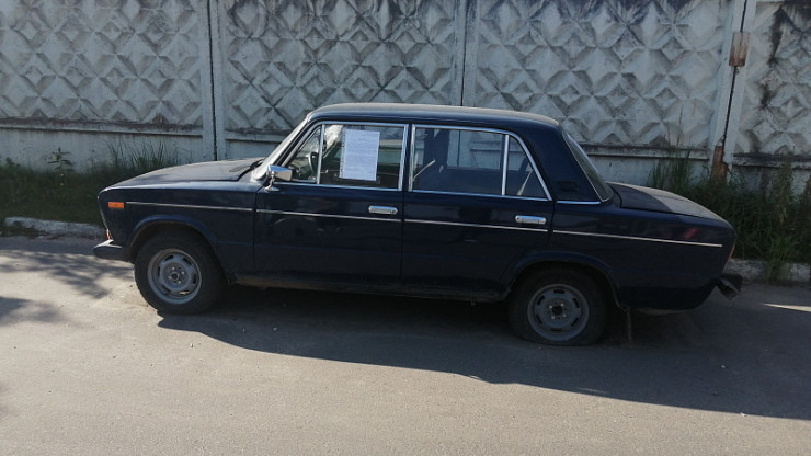 В Твери администрация ищет хозяина брошенного у АЗС автомобиля "ВАЗ-2106" - новости ТИА
