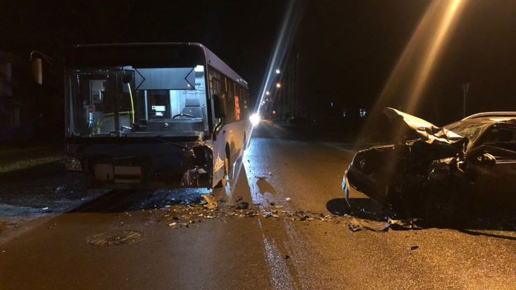 В Тверской области легковушка врезалась в автобус, есть пострадавшие - новости ТИА