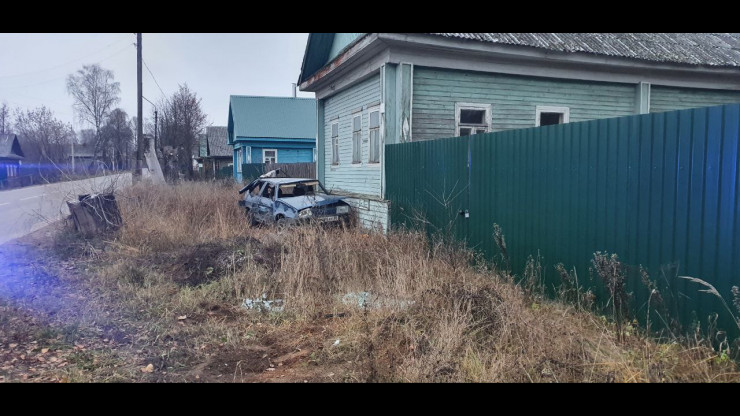 В Тверской области водитель "восьмерки" врезался в дерево и дом - новости ТИА