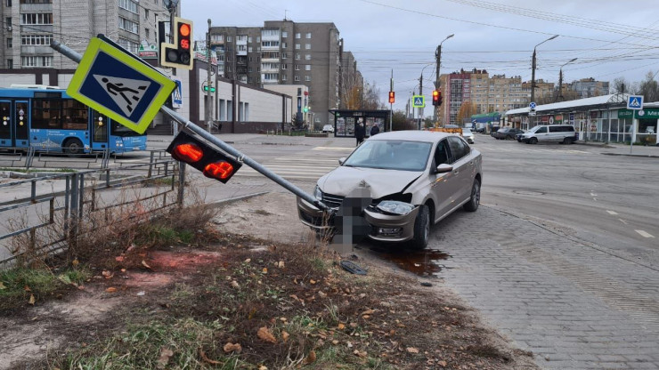 В Твери пьяная женщина спешила в кафе и снесла на автомобиле светофор - новости ТИА