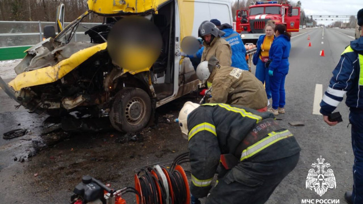 На М-10 в Тверской области сотрудники МЧС деблокировали пострадавшего в ДТП - новости ТИА