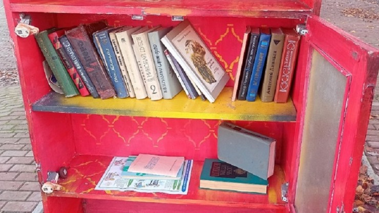 Вандалы сломали шкаф уличной библиотеки в Твери - новости ТИА