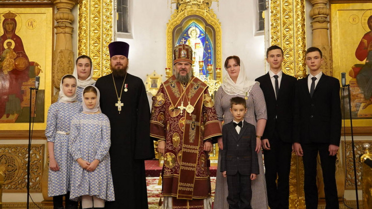 В Твери митрополит Амвросий вручил медали многодетным православным родителям - новости ТИА