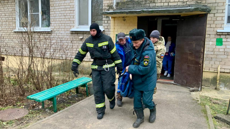 В Торжке пожарные помогли фельдшеру донести пациентку до скорой - новости ТИА