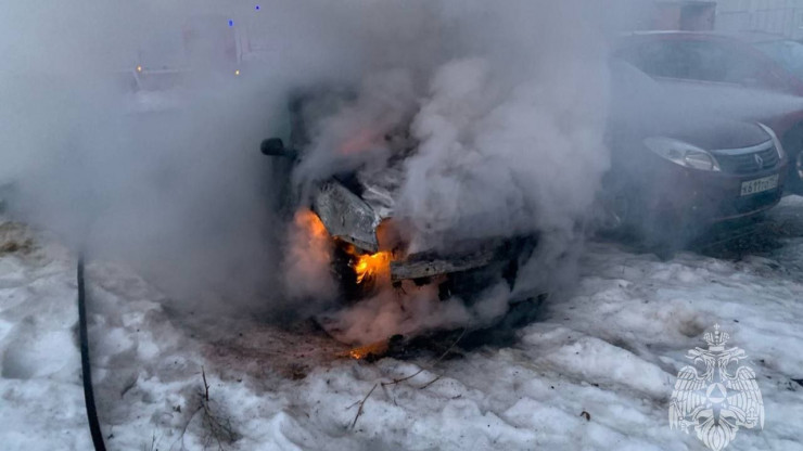 В Тверской области на парковке у жилого дома рано утром загорелся автомобиль - новости ТИА