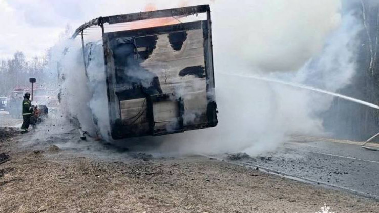 На дороге под Торжком во время движения загорелась фура с макулатурой - новости ТИА