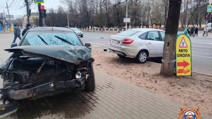 В Твери столкнулись два автомобиля, один вылетел на тротуар - новости ТИА