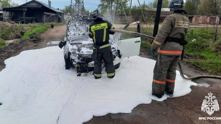 В Осташкове сгорел автомобиль "Лада Гранта" - новости ТИА