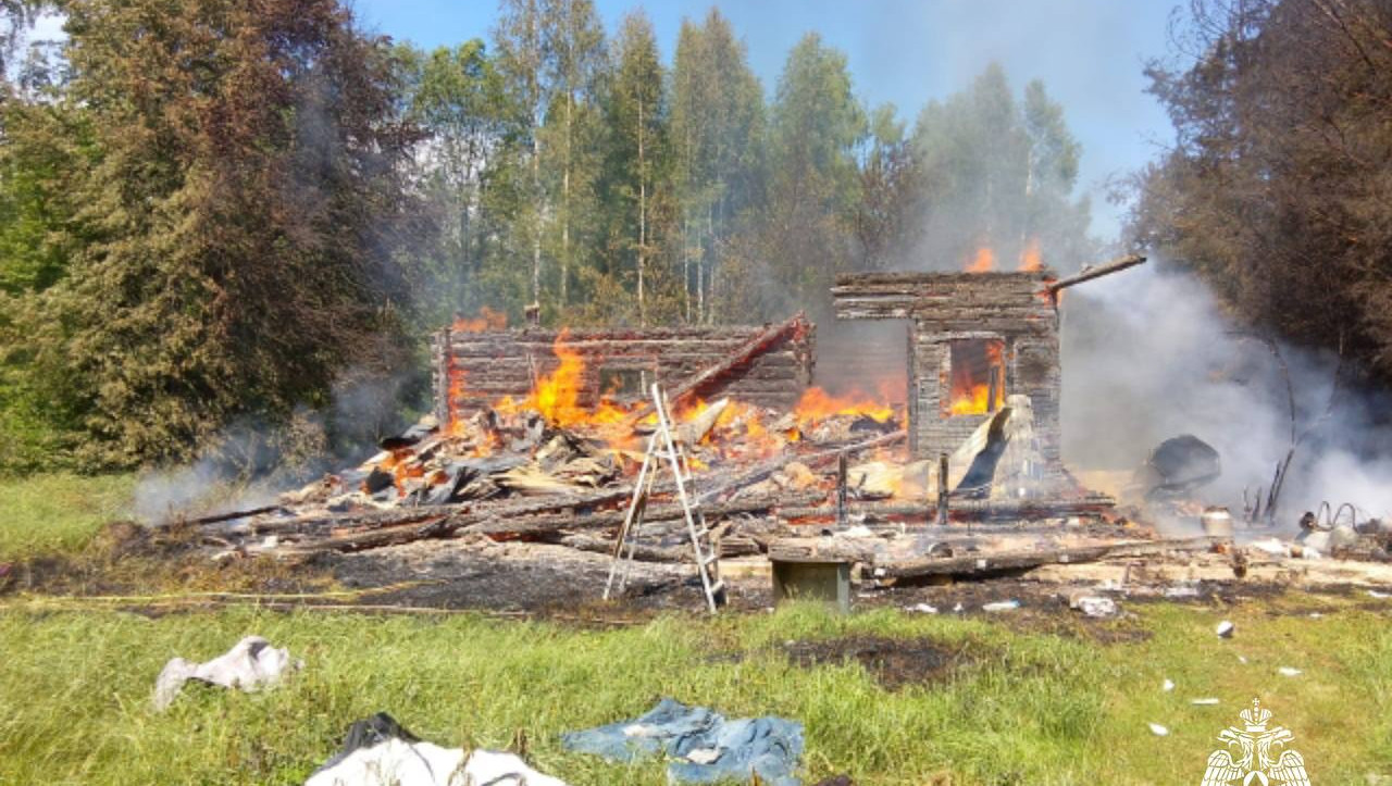 В деревне под Старицей сгорел дачный дом | 06.06.2024 | Тверь - БезФормата