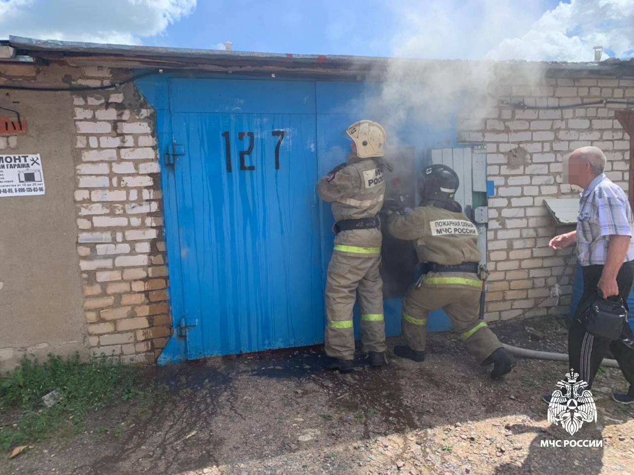 В Торжке пожарные потушили гараж и спасли машину - ТИА