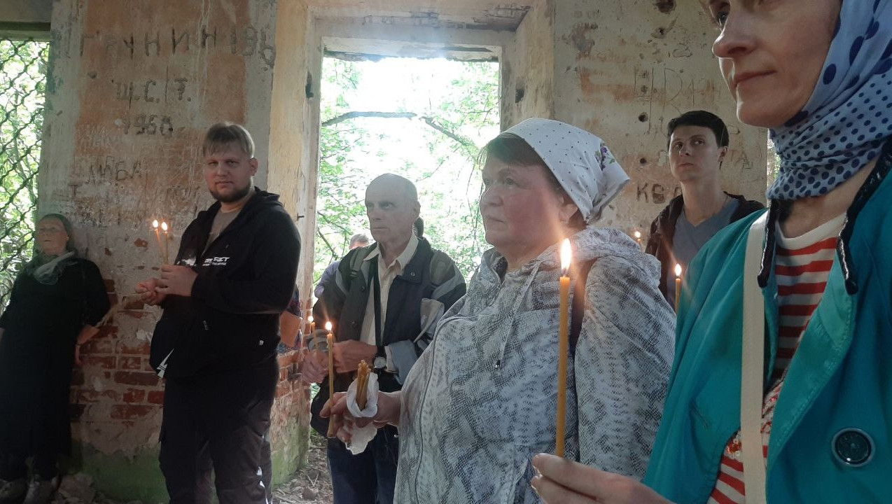 Прихожане совершили паломничество к заброшенному храму на погосте под  Кимрами - ТИА