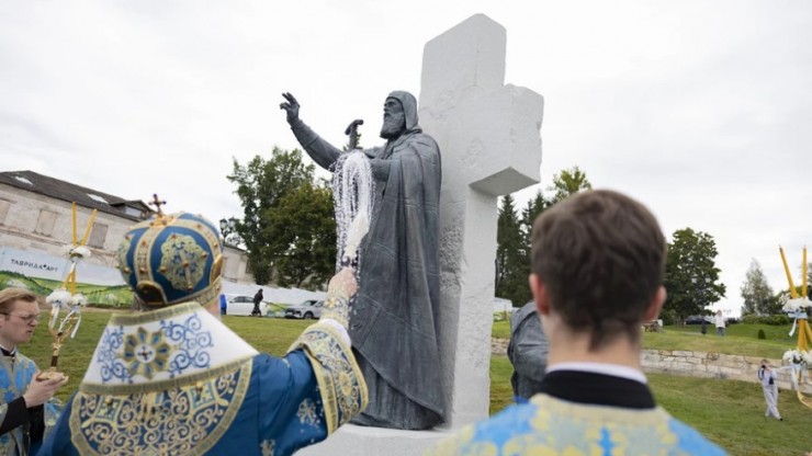 Стало известно, почему на памятнике в Старице фигуры святых смотрят в разные стороны - новости ТИА