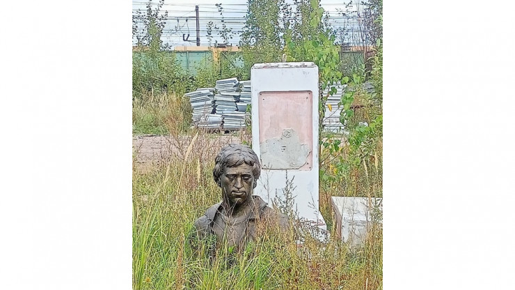 В городе Бологое Тверской области памятник Высоцкому нашли заброшенным в бурьяне - новости ТИА