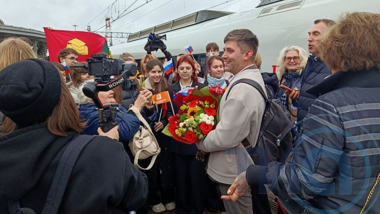 В Твери встретили победителя конкурса "Учитель года-2026" Алексея Морозова: фоторепортаж - новости ТИА