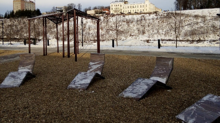 В ржевском парке в декабре установили лежаки для солнечных ванн - новости ТИА
