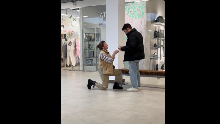 В Твери девушка сделала предложение парню в торговом центре - новости ТИА