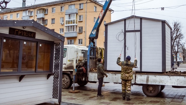 В центре Твери устанавливают домики для Рождественской ярмарки - новости ТИА