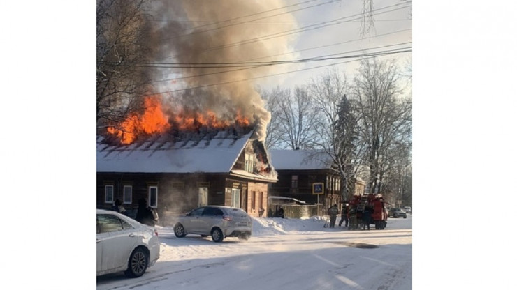 В Осташкове горит двухквартирный жилой дом - новости ТИА