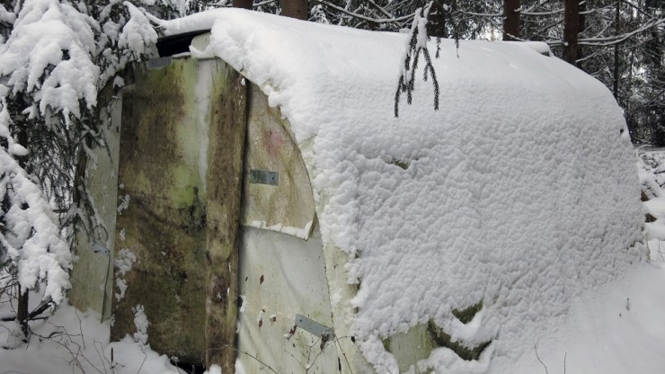 В лесу в Тверской области обнаружен таинственный домик с печкой и книгой о коммунизме - новости ТИА