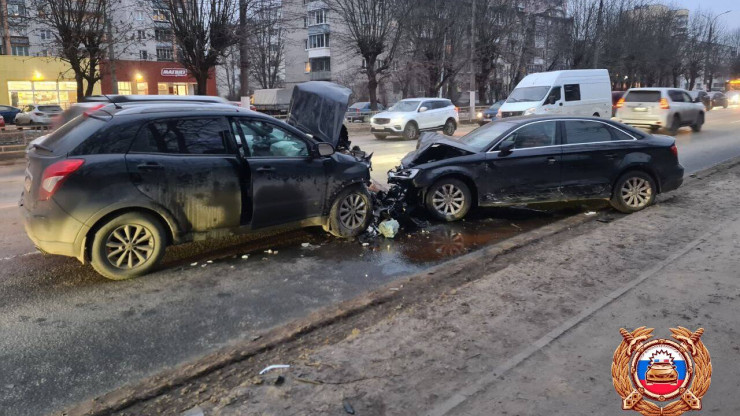 На шоссе в Твери столкнулись три автомобиля, пострадали водитель и пассажирка - новости ТИА