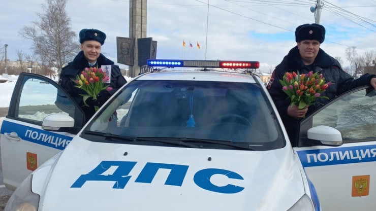 На улицы Твери выехали "цветочные патрули" инспекторов ГИБДД - новости ТИА