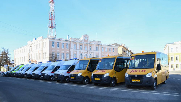 В Тверской области СМП, соцучреждения и многодетные семьи получили новые машины - новости ТИА
