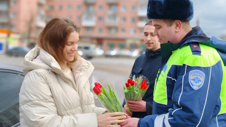 В Твери госавтоинспекторы подарили цветы женщинам-водителям - новости ТИА