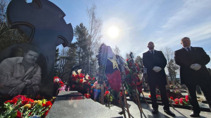 В Твери могилу Михаила Круга завалили цветами и венками - новости ТИА