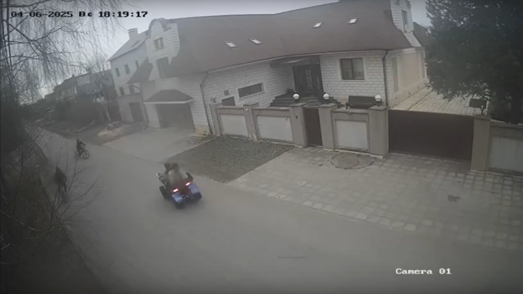 В деревне под Тверью дети на квадроцикле сбили ребёнка и врезались в гараж - народные новости ТИА