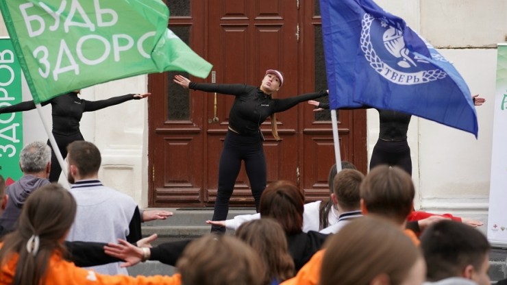 Более 300 студентов-медиков вышли на массовую зарядку - новости ТИА