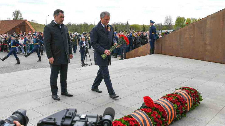 Президент Киргизии Садыр Жапаров возложил цветы к Ржевскому мемориалу - новости ТИА