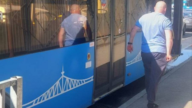 В Твери в одном из автобусов произошёл конфликт между пассажирами и водителем - новости ТИА