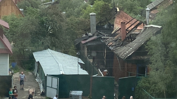 В Твери сгорел жилой дом на трёх хозяев - новости ТИА