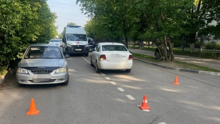 В Твери двухлетний ребёнок вырвался из рук матери и попал под машину - новости ТИА