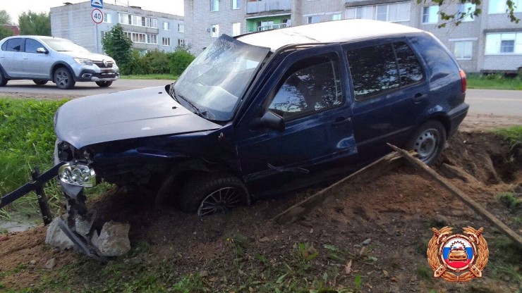 В Тверской области 17-летняя девушка на машине врезалась в бетонную плиту - новости ТИА