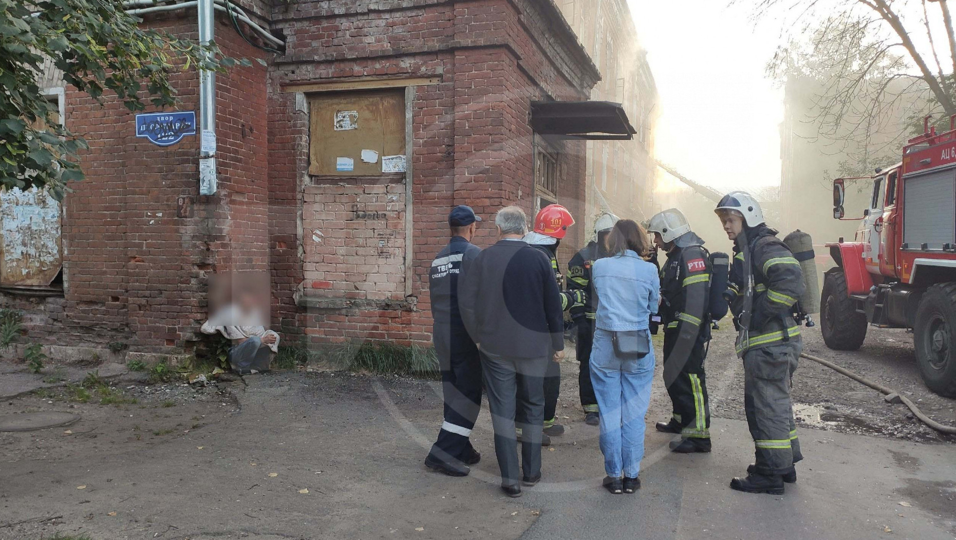 В Морозовских казармах пожарные по лестнице спасли женщину с третьего этажа  - ТИА