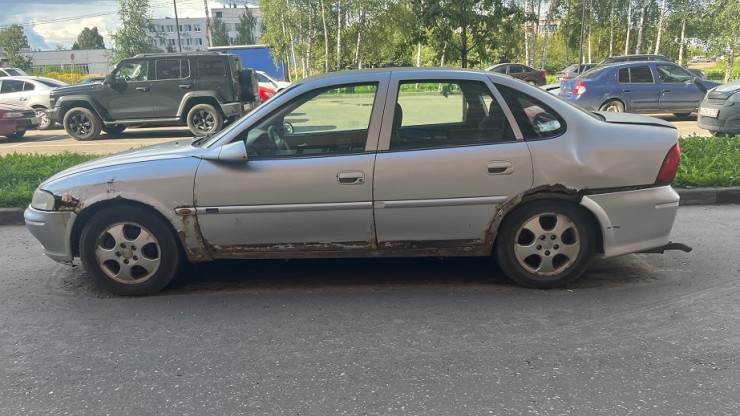 В Твери администрация нашла на дороге брошенный Opel - новости ТИА