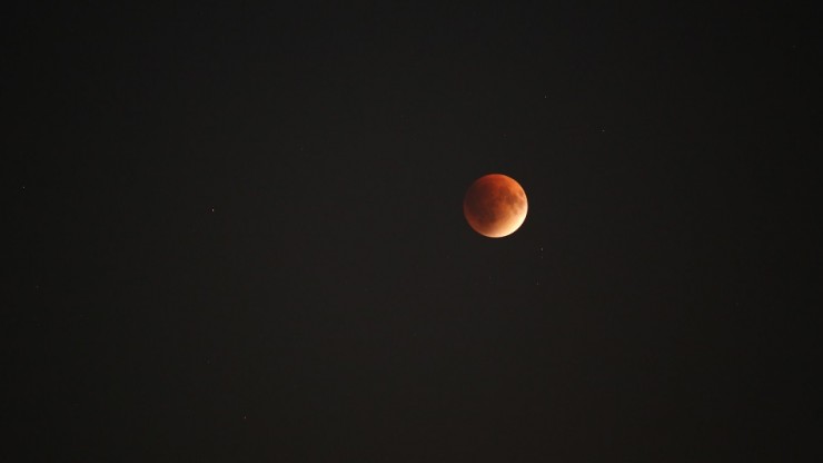 Жители Твери делятся многочисленными фотографиями лунного затмения - новости ТИА