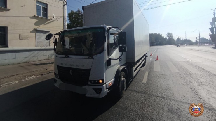 На площади в Твери 17-летний парень на самокате попал под "КАМАЗ" - новости ТИА