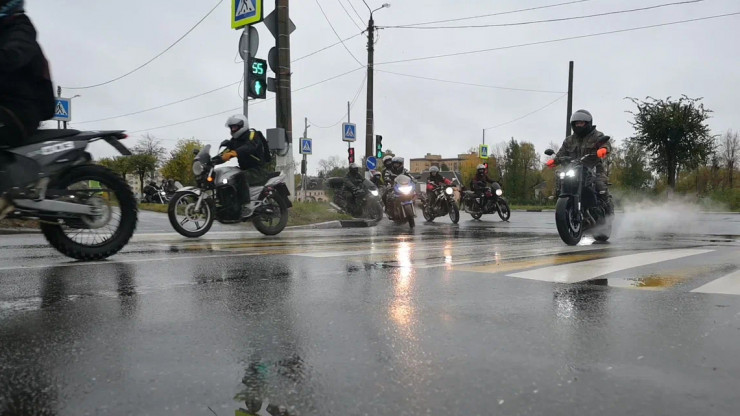 В Твери байкеры закрыли сезон мотопробегом по улицам города - новости ТИА