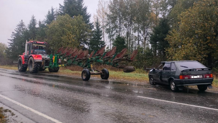 В Тверской области легковушка врезалась в трактор, есть пострадавшие - новости ТИА