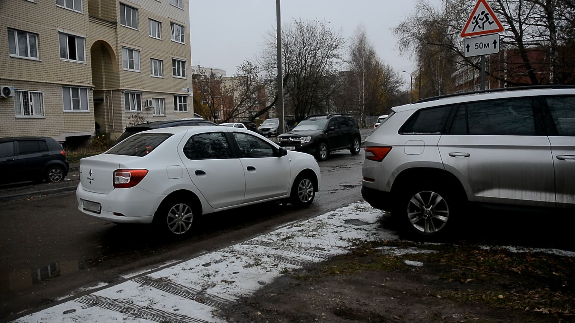 В Твери парковка на газоне 