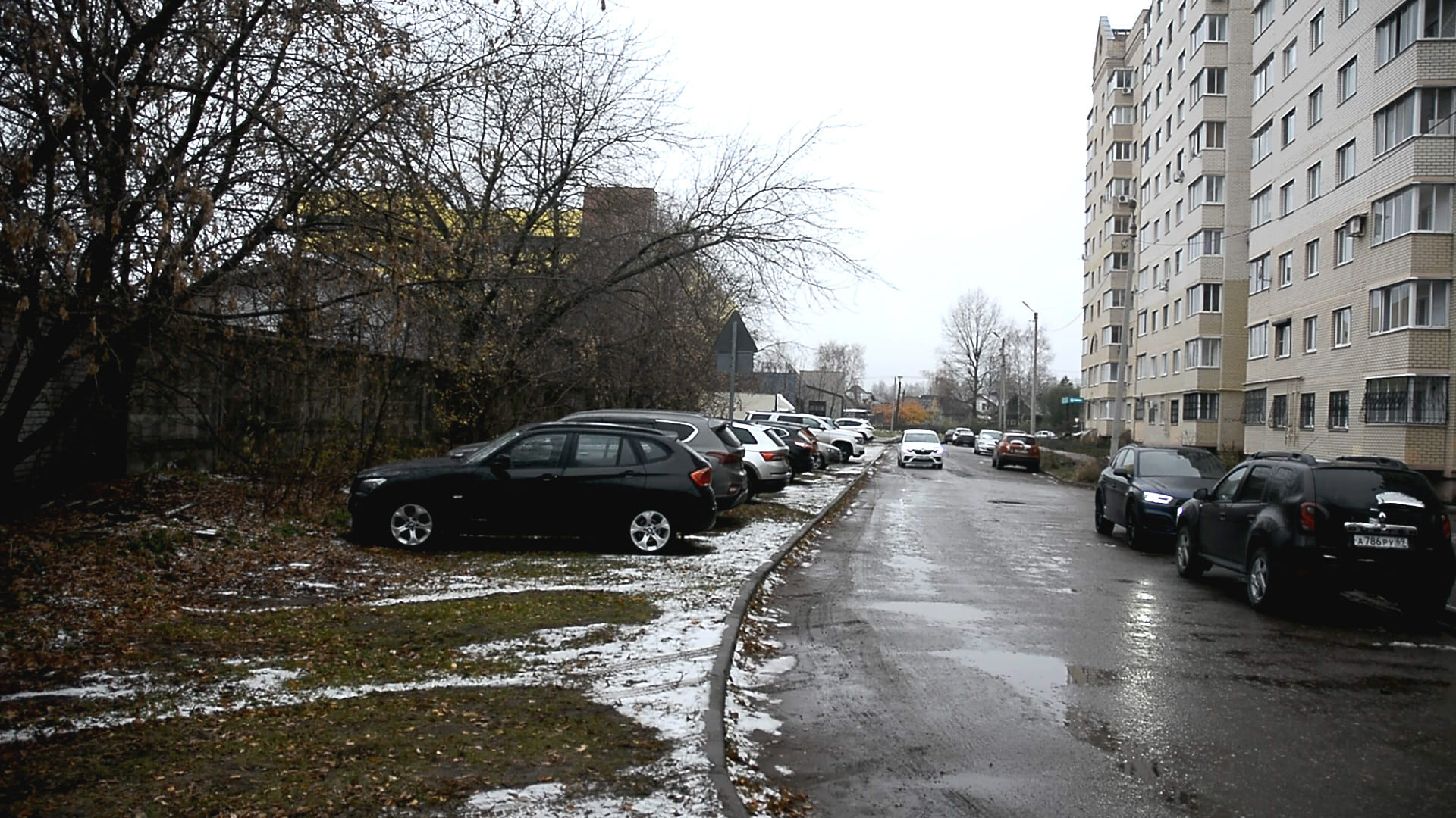 В Твери парковка на газоне 