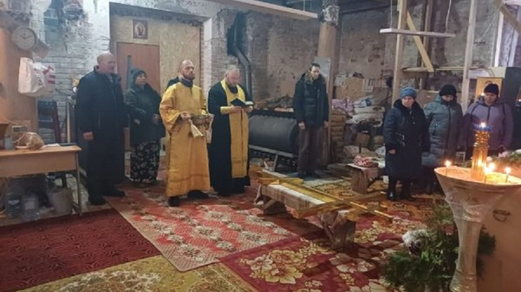 В Тверской области освятили и подняли крест на колокольню Покровского храма - новости ТИА
