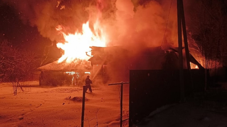 В Тверской области ночной пожар уничтожил два жилых дома - новости ТИА