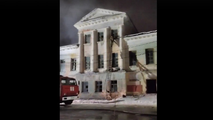 Во Ржеве загорелся мусор в брошенном старом здании - новости ТИА